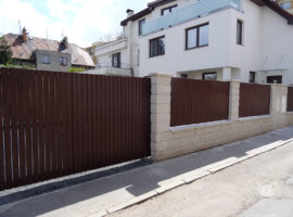 Plastový plot domu (Praha – Prosek)