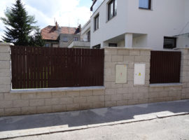 Plastový plot domu (Praha – Prosek)