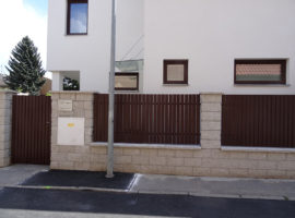 Plastový plot domu (Praha – Prosek)