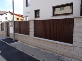 Plastový plot domu (Praha – Prosek)