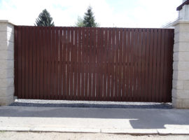 Plastový plot domu (Praha – Prosek)