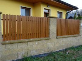 Plastový plot domu (Horní Počernice)