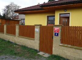 Plastový plot domu (Horní Počernice)