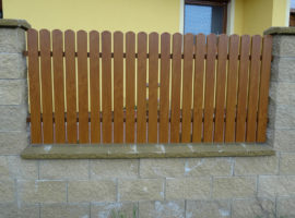 Plastový plot domu (Horní Počernice)