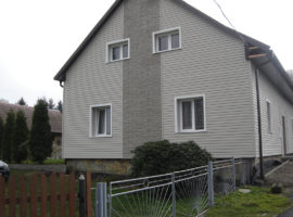 Kombinovaná fasáda domu (Krásná Lípa)