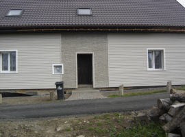 Kombinovaná fasáda domu (Krásná Lípa)