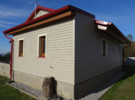 Fasáda montovaného domu (Pravonín)
