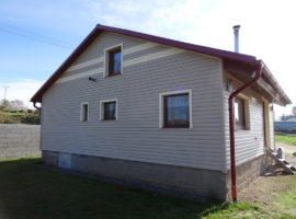 Fasáda montovaného domu (Pravonín)