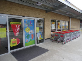 Fasáda retail parku (Vinoř)