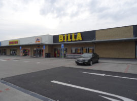 Fasáda retail parku (Vinoř)