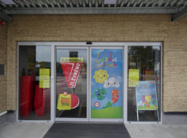 Fasáda retail parku (Vinoř)